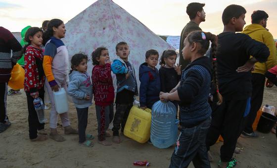 Des enfants font la queue pour récupérer de l'eau à Rafah, dans le sud de la bande de Gaza (photo d'archives).