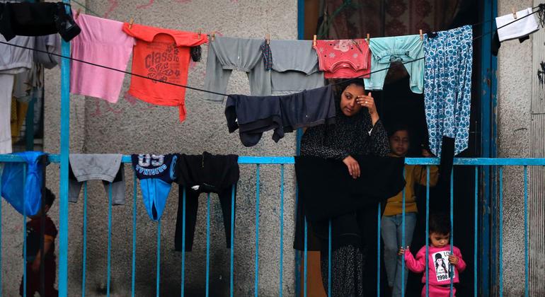 خواتین اور بچے غزہ کی جنگ میں بری طرح متاثر ہو رہے ہیں (فائل فوٹو)۔
