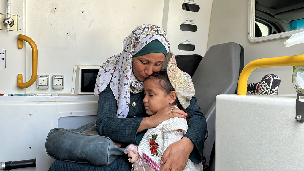 Mama na bintiye wanapokea huduma katika Hospitali ya Kamal Adwan kaskazini mwa Gaza mnamo Aprili 2024.