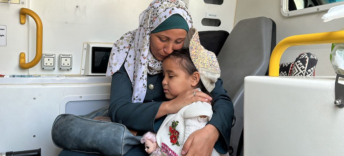 Uma mãe e sua filha recebem cuidados no Hospital Kamal Adwan, no norte de Gaza, em abril de 2024