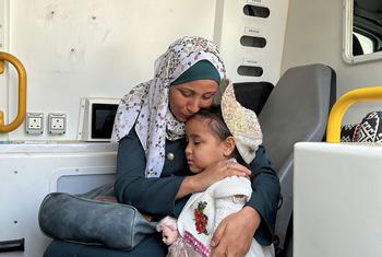 Mama na bintiye wanapokea huduma katika Hospitali ya Kamal Adwan kaskazini mwa Gaza mnamo Aprili 2024.