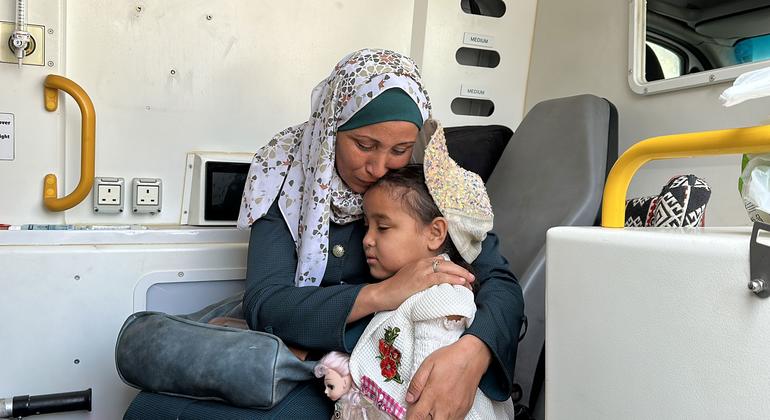 Una madre y su hija reciben atención en el hospital Kamal Adwan, en el norte de Gaza, en abril de 2024.
