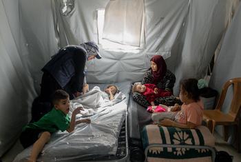 جنوبی غزہ کے ایک فیلڈ ہسپتال میں پانی اور خوراک کی شدید کمی کے شکار مریضوں کی دیکھ بھال کی جا رہی ہے۔