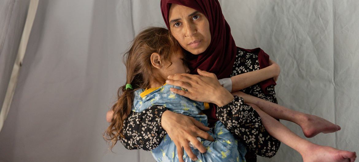 4 月，在加沙北部饥荒迫在眉睫之际，一名患有严重急性营养不良和脱水症的七岁病人被转送到加沙南部的一家野战医院。