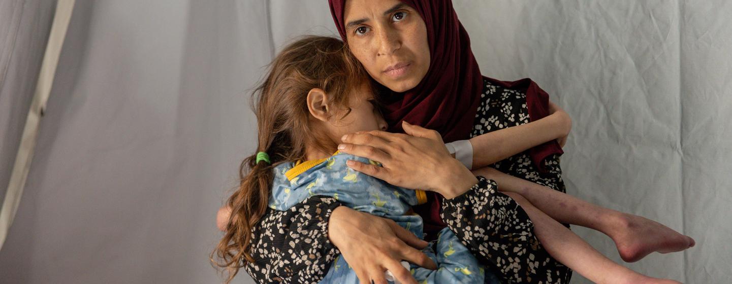Un patient de sept ans souffrant de malnutrition aiguë sévère et de déshydratation a été transféré dans un hôpital de campagne dans le sud de la bande de Gaza en avril, alors que la famine menaçait dans le nord.