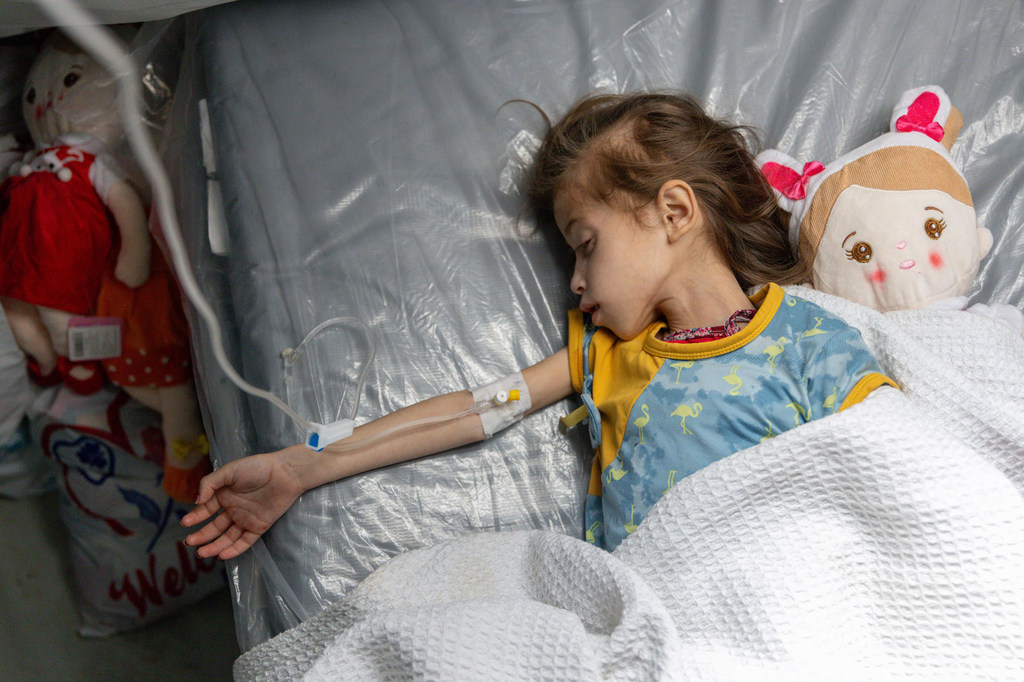 Un enfant souffrant de malnutrition aiguë sévère et de déshydratation est traité dans un hôpital de campagne dans le sud de Gaza en avril 2024.