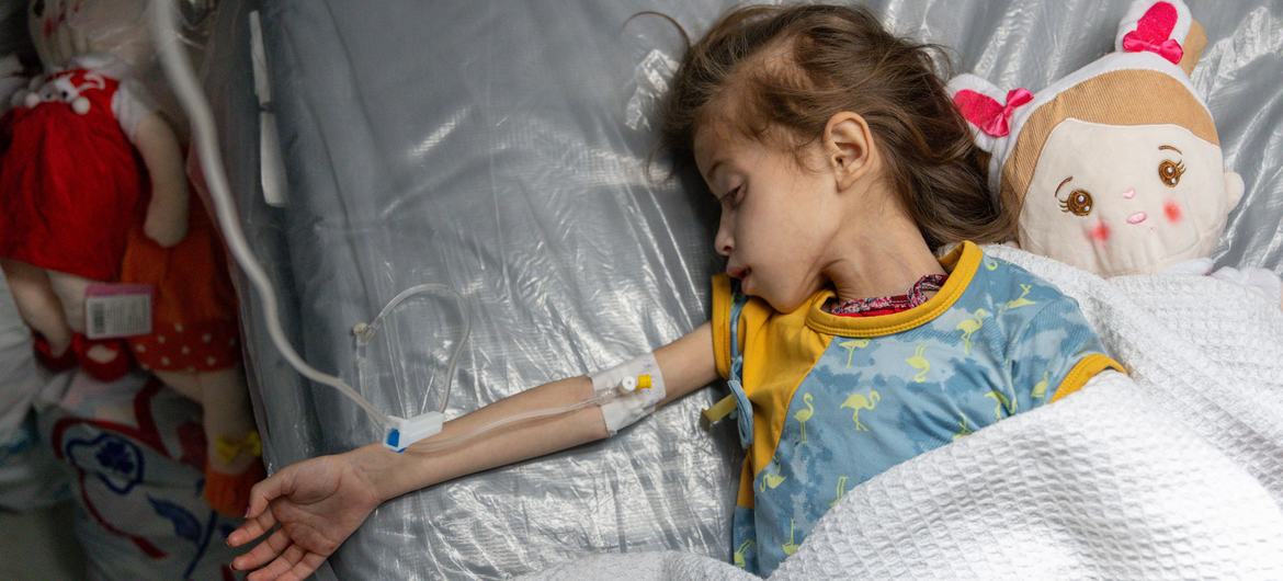 Uma criança com desnutrição aguda grave e desidratação é tratada em um hospital de campanha no sul de Gaza em abril de 2024.