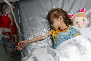 La población en Gaza padece hambre y falta de agua. Esta niña fue tratada por desnutrición y deshidratación a fines de abril en un hospital de campaña en el sur de la Franja.