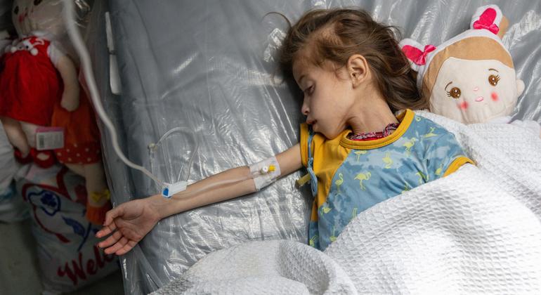 2024 年 4 月，一名患有严重急性营养不良和脱水症的儿童在加沙南部的一家战地医院接受治疗。