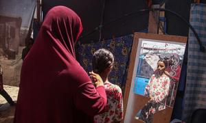  Una madre y su hija se refugian en un campo de desplazados de Gaza. 