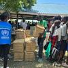 Wanawake na watoto kutoka Sudan Kusini wakipanga foleni kupokea msaada katika kambi ya wakimbizi ya Rhino nchini Uganda.