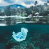 Sac en plastique à usage unique flottant près d'un récif de corail, Bali.