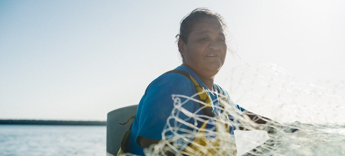 Maria Antonia, dari Baja California, Meksiko, bangun setiap hari sebelum fajar untuk menangkap bandeng, corvina, dan sierrita.