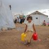 Uma criança busca água potável em um acampamento para deslocados em Dar Saad, no Iêmen