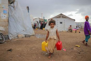 در سعد کیمپ میں مقیم ایک بچی پانی بھر کر لا رہی ہے۔