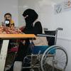 Nabila travaille sur la confection d'une robe. Elle vend maintenant une partie de ce qu'elle fabrique sur le marché local.