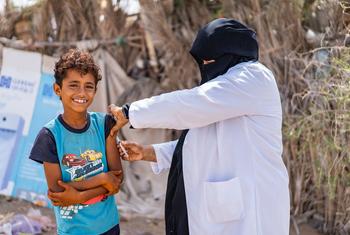 Un trabajador sanitario de Yemen vacuna a un niño durante una campaña de divulgación comunitaria.