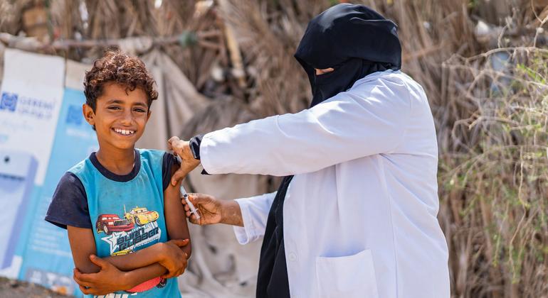 Un trabajador sanitario de Yemen vacuna a un niño durante una campaña de divulgación comunitaria.