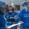 عاملون صحيون يُعدون فحوصات كوفيد-19 في الأرجنتين.