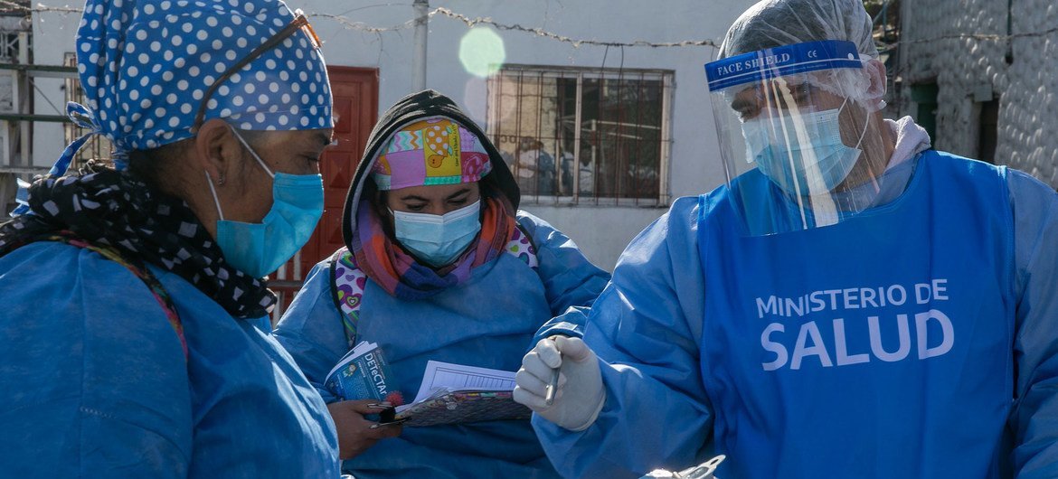 عاملون صحيون يُعدون فحوصات كوفيد-19 في الأرجنتين.