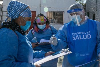 Trabajadores de la salud se preparan para hacer pruebas del COVID-19 en Buenos Aires, Argentina