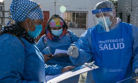 Trabajadores médicos se preparan para realizar pruebas de COVID-19 en Buenos Aires, Argentina.