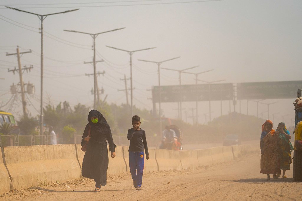 Air pollution in Dhaka, Bangladesh, is leading to a series of health problems for the city's inhabitants.