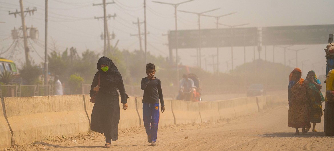 ڈھاکہ، بنگلہ دیش میں فضائی آلودگی شہر کے باشندوں کے لیے صحت کے مسائل کا باعث بن رہی ہے۔