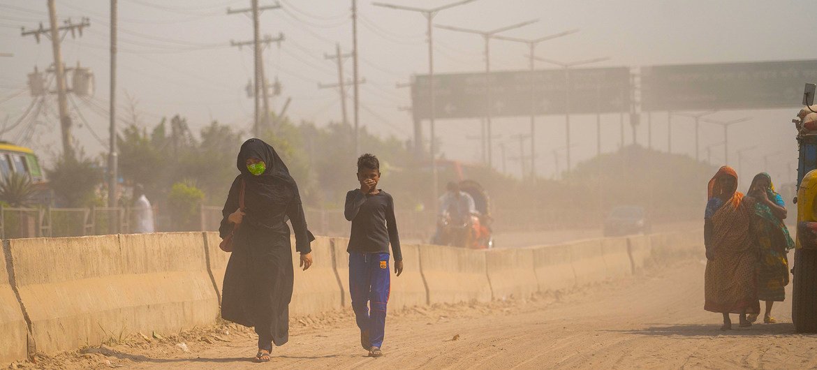 يتسبب تلوث الهواء في دكا، بنغلاديش، بالعديد من المشاكل الصحية لسكان المدينة.