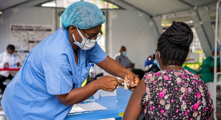 El suministro de vacunas contra el COVID-19 en los países en desarrollo, como la República Democrática del Congo, necesita un importante impulso, de acuerdo con la ONU.