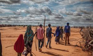 Watu waliofurushwa makwao wakisindikizwa na watendaji wa Umoja wa Mataifa nchini Somalia