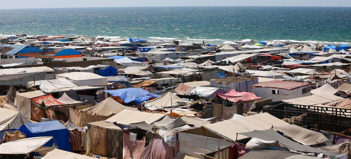 الملاجئ المؤقتة على الشريط الساحلي الضيق في غزة.