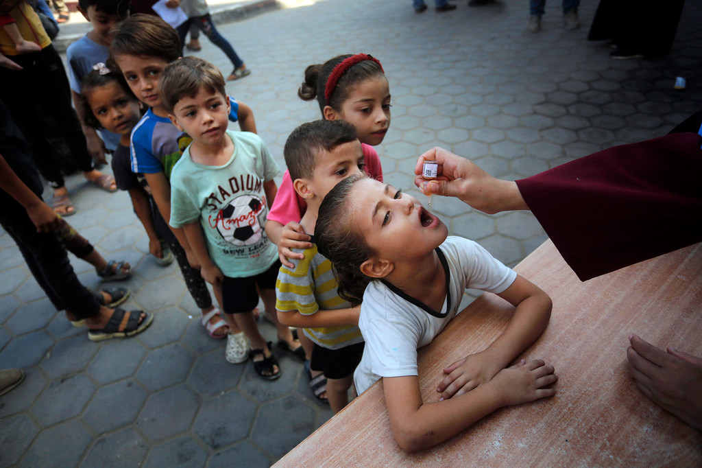 巴勒斯坦儿童在加沙接受脊髓灰质炎疫苗接种。