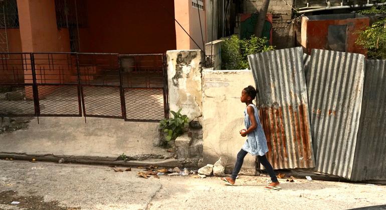 Menina na capital haitiana Porto Príncipe