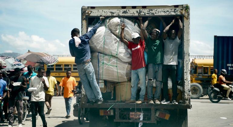 La población desplazada en Puerto Príncipe precisa asistencia humanitaria.