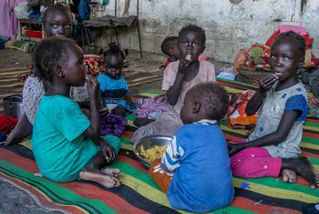 Niños sudaneses refugiados en Sudán del Sur comen alimentos proporcionados por el PMA.