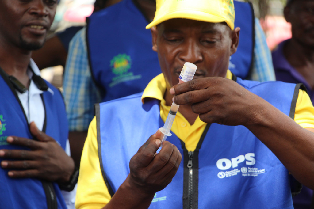 Un agent de santé de l’OPS prépare une vaccination antirabique. Un agent de santé de l’OPS prépare une vaccination antirabique.