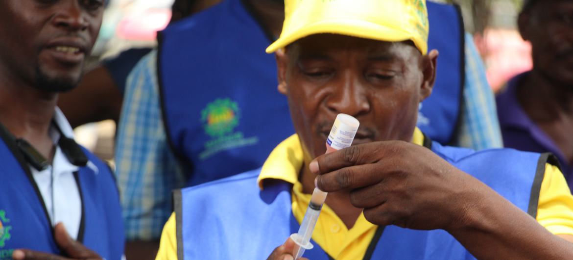 A PAHO health worker prepares a rabies vaccination. A PAHO health worker prepares a rabies vaccination.