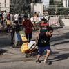 在加沙地带南部的汗尤尼斯市，孩子们正在取水。