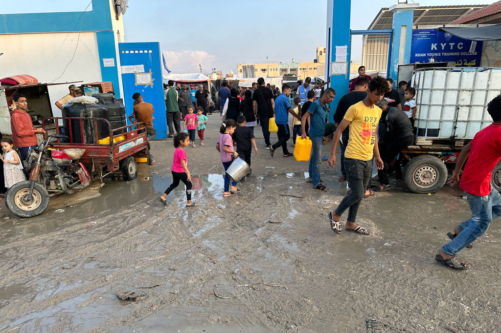 Des personnes déplacées par le conflit à Gaza vont chercher de l'eau dans le camp de réfugiés de Khan Younis.