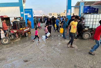 أشخاص نزحوا بسبب الصراع في غزة يجلبون المياه في مخيم خانيونس للاجئين.