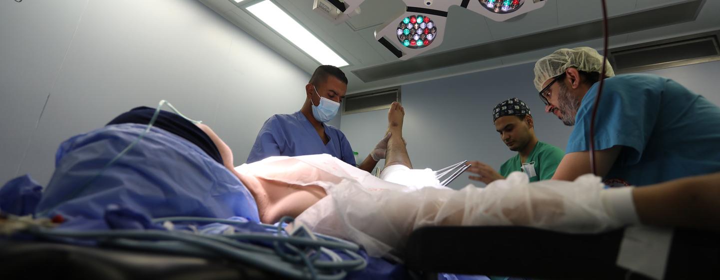 一名患者在加沙圣城医院接受手术治疗。