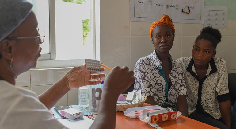 انگل کے شہر لوانڈا میں سینٹرو ڈی ساؤڈے ڈو رامرو میں خاندانی منصوبہ بندی کے کمرے میں ایک نرس دو نوجوان خواتین کو مانع حمل کے اختیارات بتاتی ہے۔