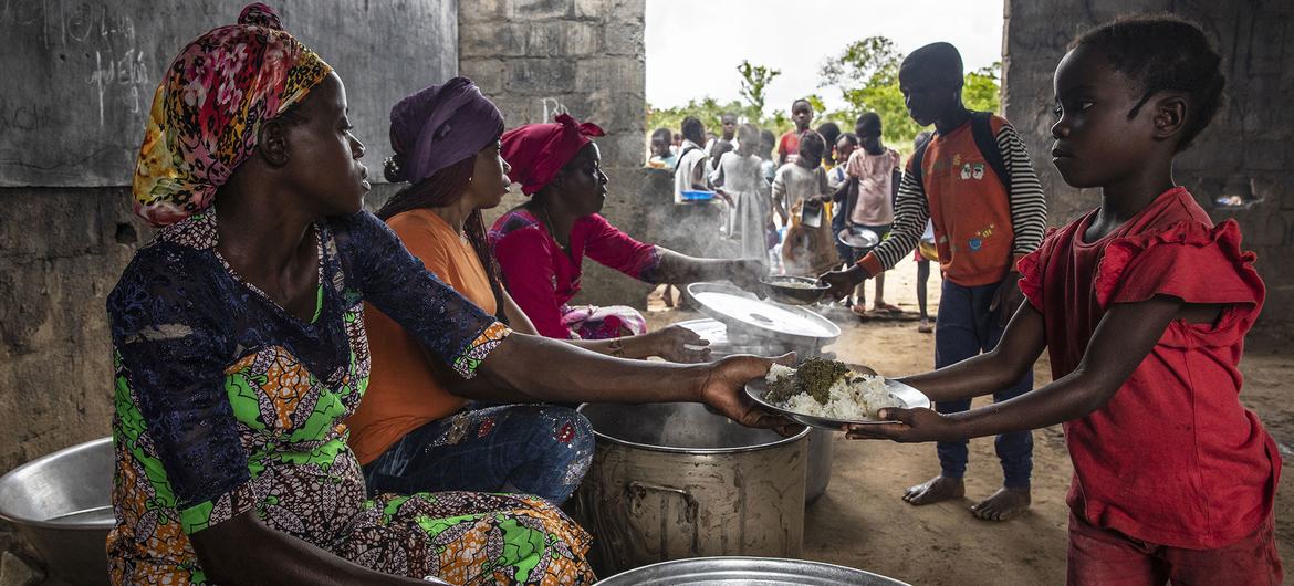 L'heure du déjeuner dans une école de Kindamba, dans le sud de la République démocratique du Congo. L'heure du déjeuner dans une école de Kindamba, dans le sud de la République démocratique du Congo.
