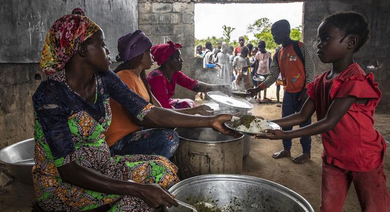 L'heure du déjeuner dans une école de Kindamba, dans le sud de la République démocratique du Congo.