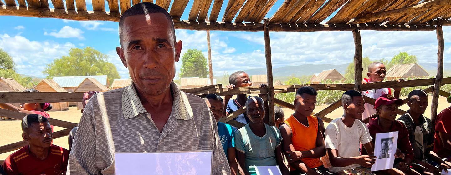 Nodely Lehilaly assiste régulièrement à des séances de groupe sur la masculinité positive dans son village du sud de Madagascar.