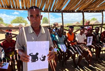 Nodely Lehilaly asiste regularmente a sesiones de grupo sobre masculinidad positiva en su aldea del sur de Madagascar.