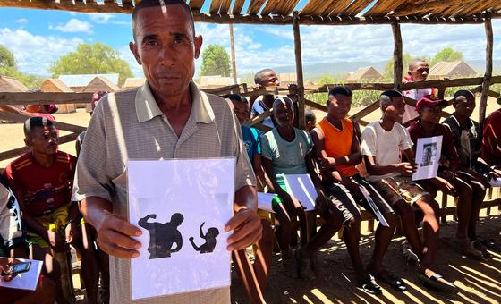 لهيلاهي موديلي يشارك بشكل منتظم في مجموعات "الذكورة الإيجابية" في قريته جنوب مدغشقر