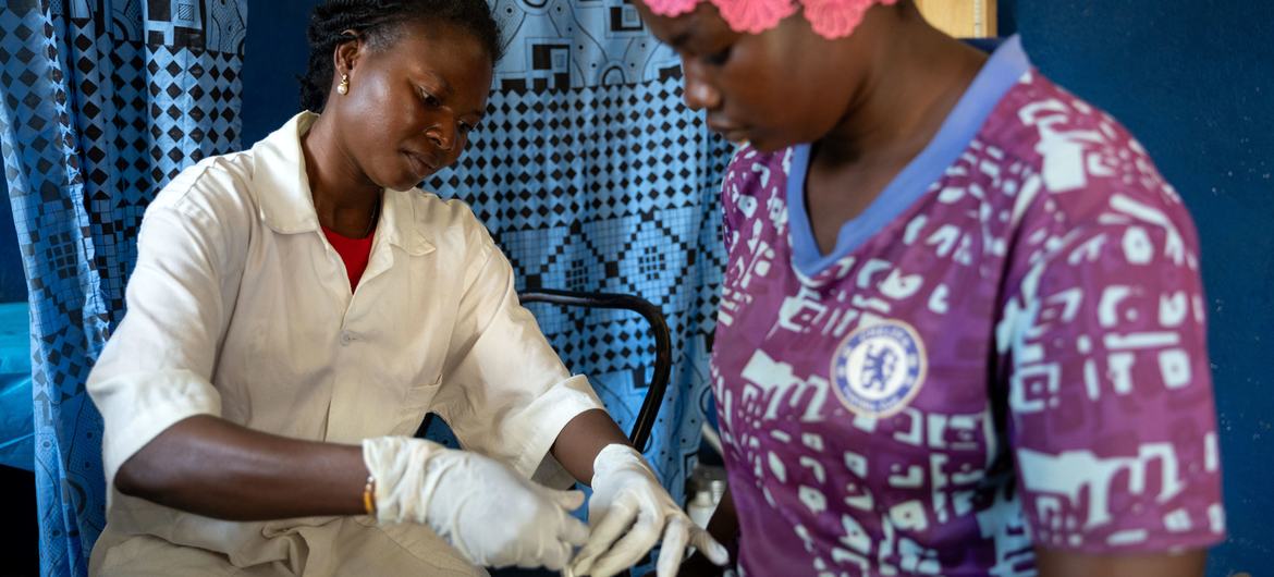 A woman is injected with a contraceptive at a UNFPA-supported health centre in the Central African Republic.