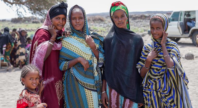 Mujeres y niñas de una aldea de la región de Tadjourah, en Yibuti, donde un movimiento comunitario ha conseguido que se abandone la mutilación genital femenina. 